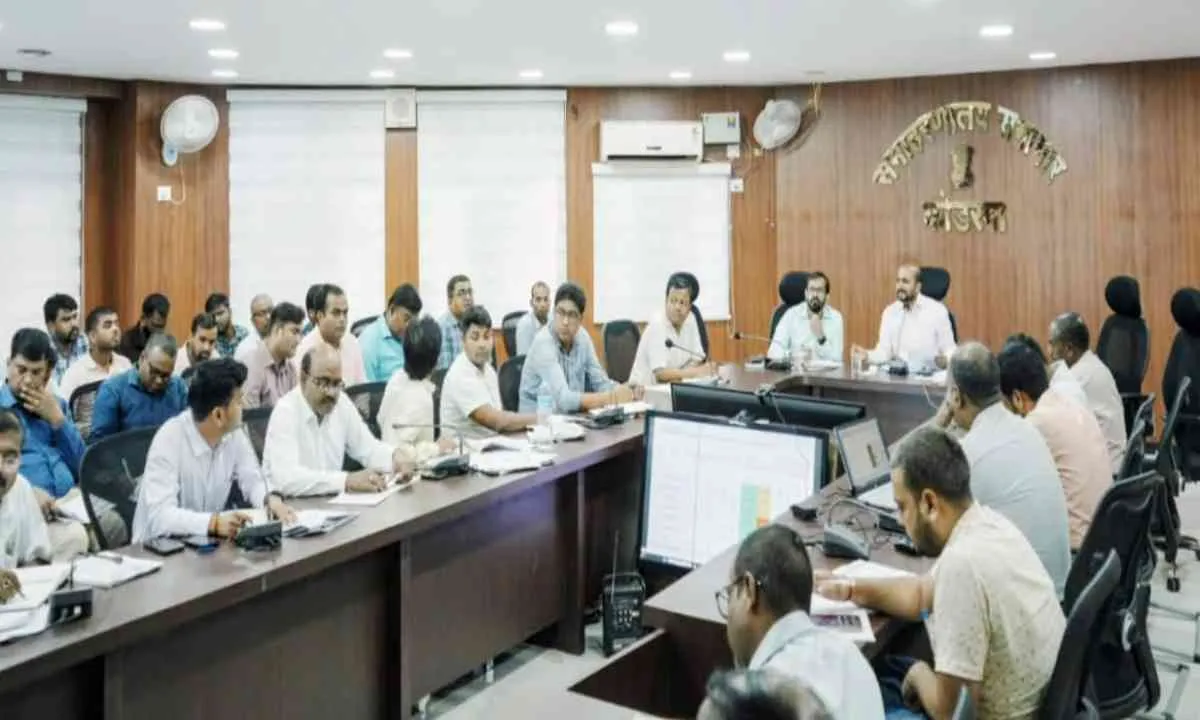 Koderma News: उपायुक्त ने कि विकास योजनाओं की समीक्षा, दिए कई निर्देश  