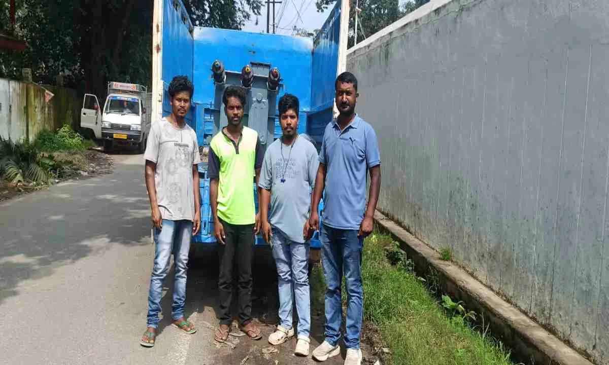 Hazaribagh News: पूर्व सदर विधानसभा प्रत्याशी की पहल से लगा नया ट्रांसफार्मर, ग्रामीणों ने जताया आभार