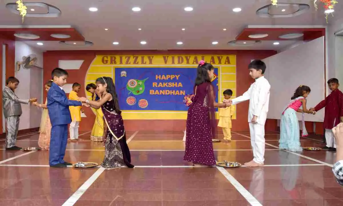 Koderma News: ग्रिज़ली विद्यालय में रक्षा बंधन उत्सव हर्षोल्लास से मनाया गया