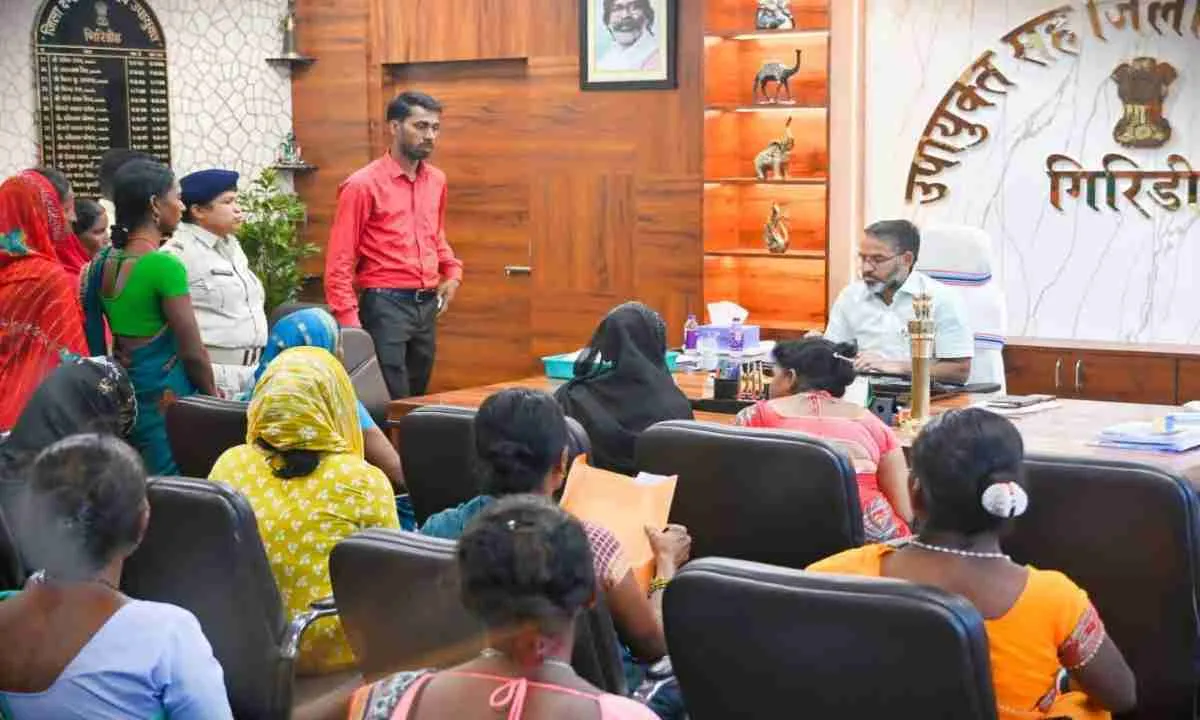 Giridih News: नाइजर में अगवा मजदूरों की सकुशल वतन वापसी के लिए परिजन ने उपायुक्त से लगाई मदद की गुहार 