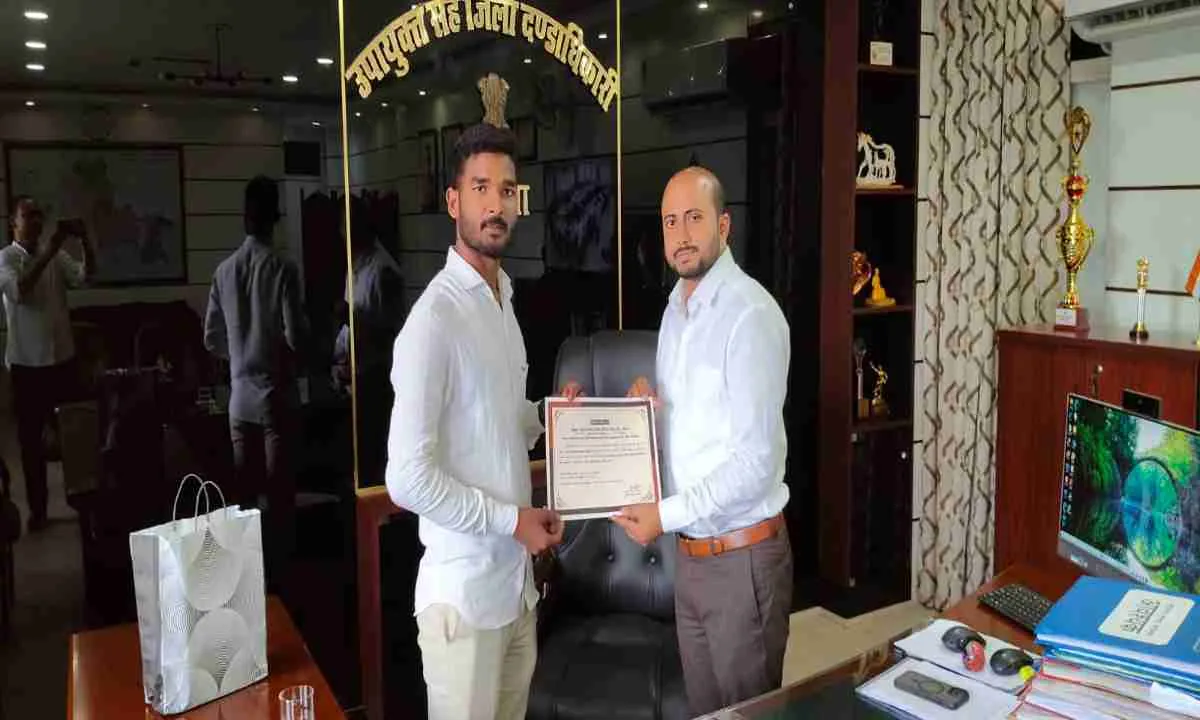 Koderma News: दो श्रमिक सहकारी समितियों को मिला निबंधन प्रमाण-पत्र