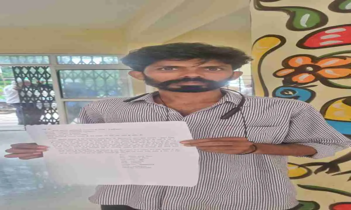 Hazaribagh News: प्रधानमंत्री आवास योजना से नाम कटने पर ग्रामीण का फूटा गुस्सा, बीडीओ को आत्मदाह की दी चेतावनी