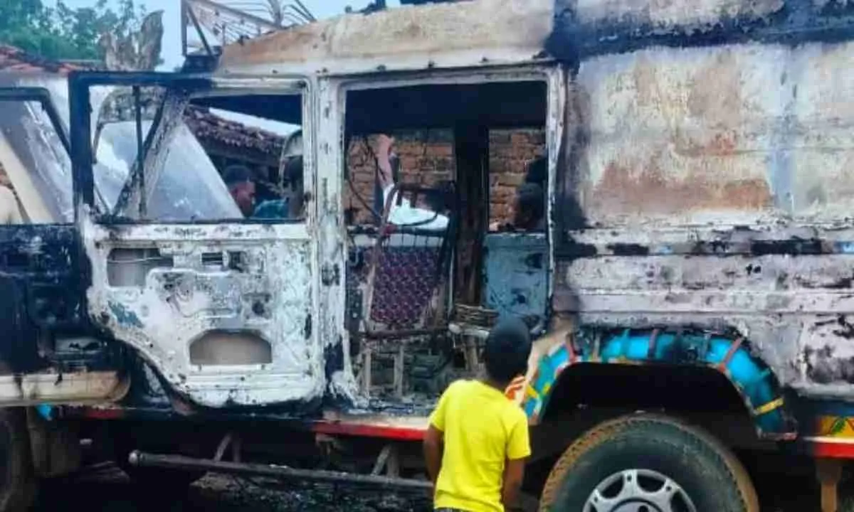 चतरा में  माओवादियों का हमला, ट्रैक्टर और पिकअप वाहन को जलाया 