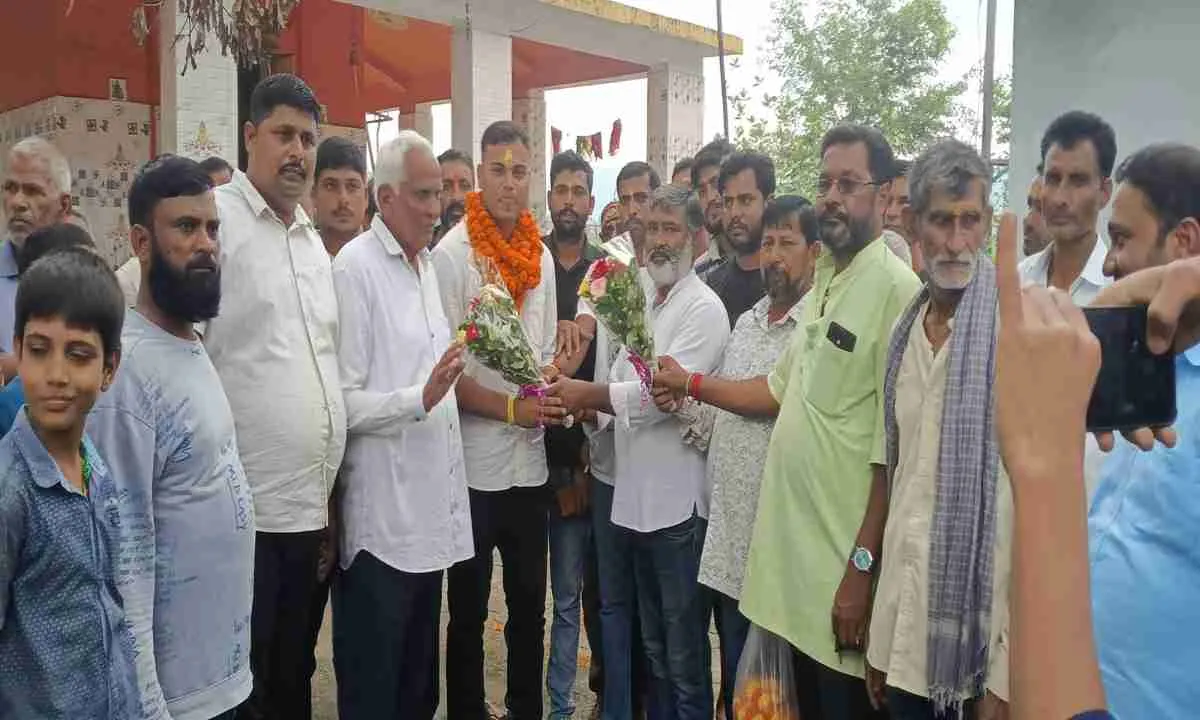 Hazaribagh News: नीतीश कुमार का डीएसपी पद पर हुआ चयन, ग्रामीणों ने किया स्वागत