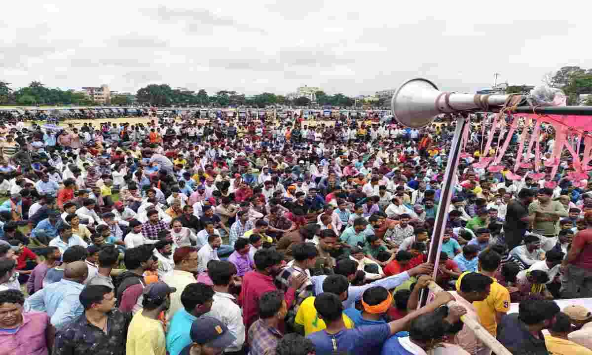 Hazaribagh News: अपनी मांगों को लेकर ई रिक्शा चालकों का मटवारी गांधी मैदान में ज़ोरदार प्रदर्शन