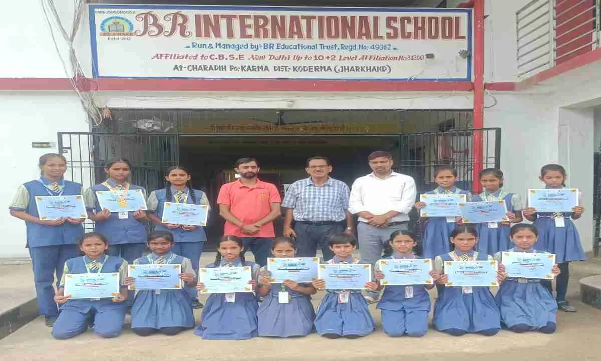 Koderma News: बी आर इंटरनेशनल स्कूल के छात्रों का शानदार प्रदर्शन, शिवानी कुमारी हुई प्रथम