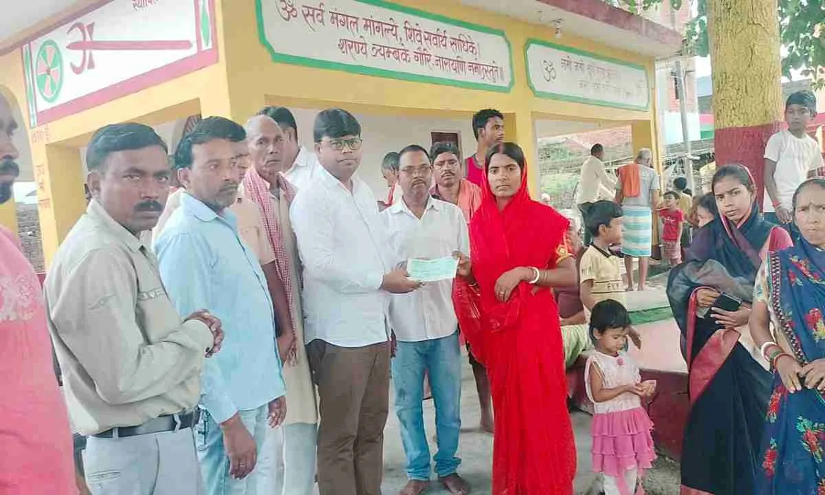 Ramgarh News: मुख्यमंत्री सहायता राहत कोष से मिला आर्थिक सहयोग, पूर्व प्रत्याशी बजरंग महतो ने परिजन को 50 हजार का चेक सौंपा