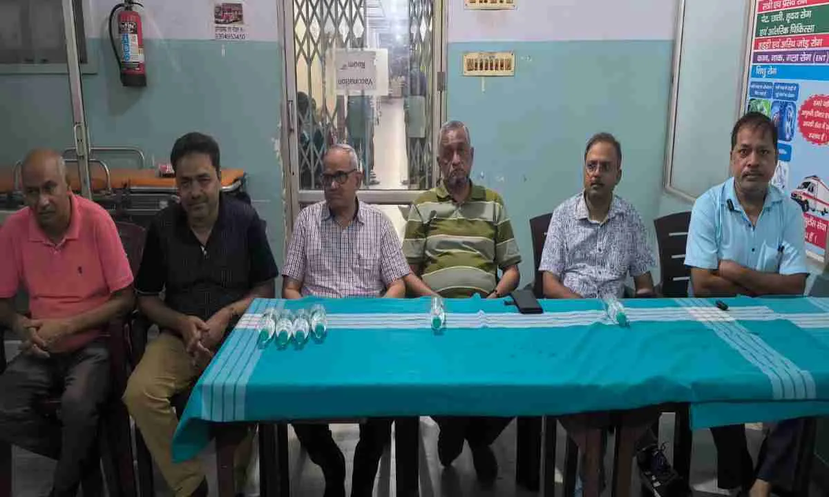 Giridih News: इलाज और हंगामा एक साथ नहीं चल सकते, चिकित्सकों ने जताई कड़ी आपत्ति