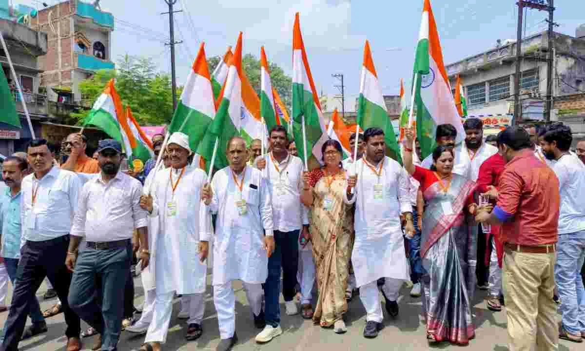 Koderma News: डोमचांच में निकला तिरंगा यात्रा, विधायक डॉ नीरा यादव समेत अन्य लोग हुए शामिल 