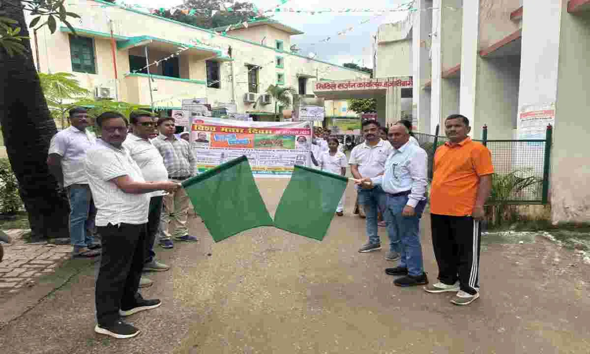 Hazaribagh News: विश्व मच्छर दिवस पर जन-जागरूकता अभियान के तहत प्रभात फेरी का आयोजन