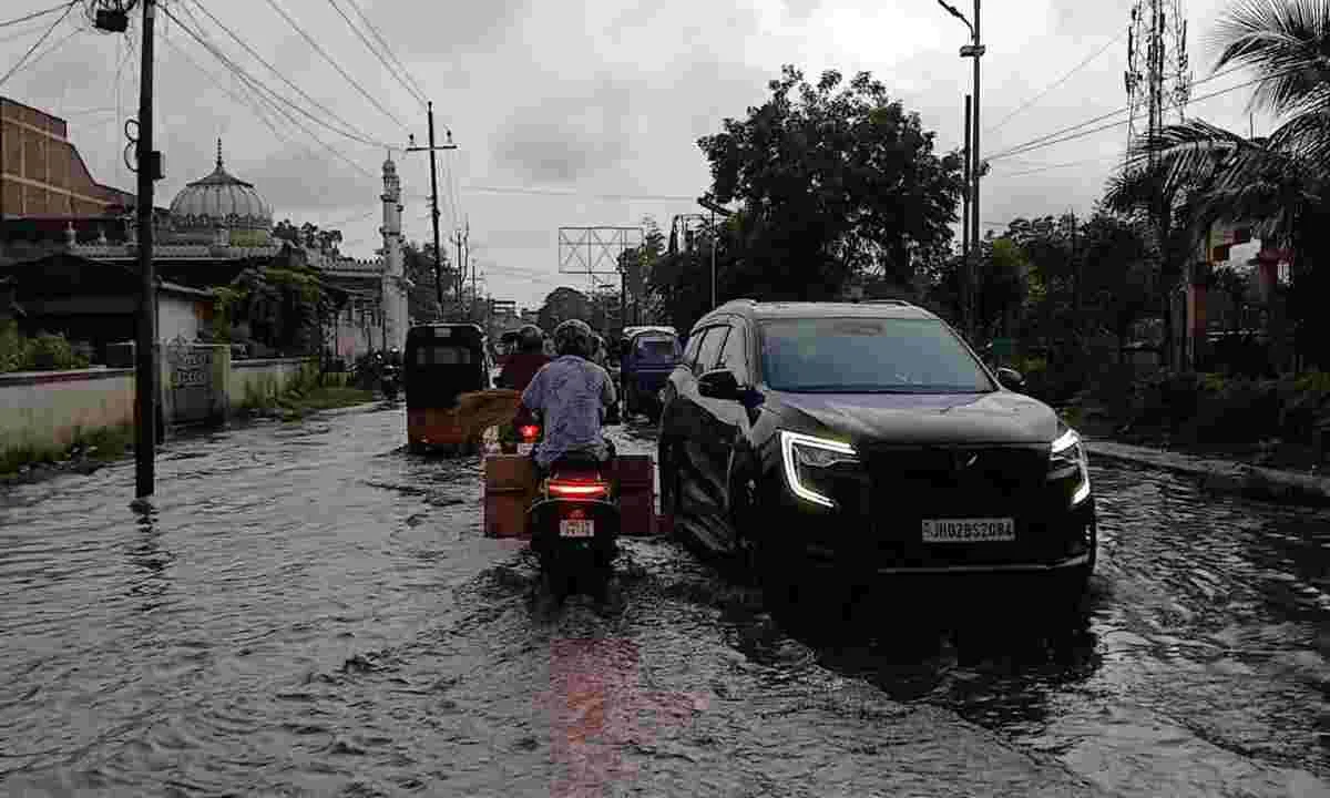Hazaribagh News: जलजमाव और जर्जर सड़कों पर विधायक की नाराज़गी
