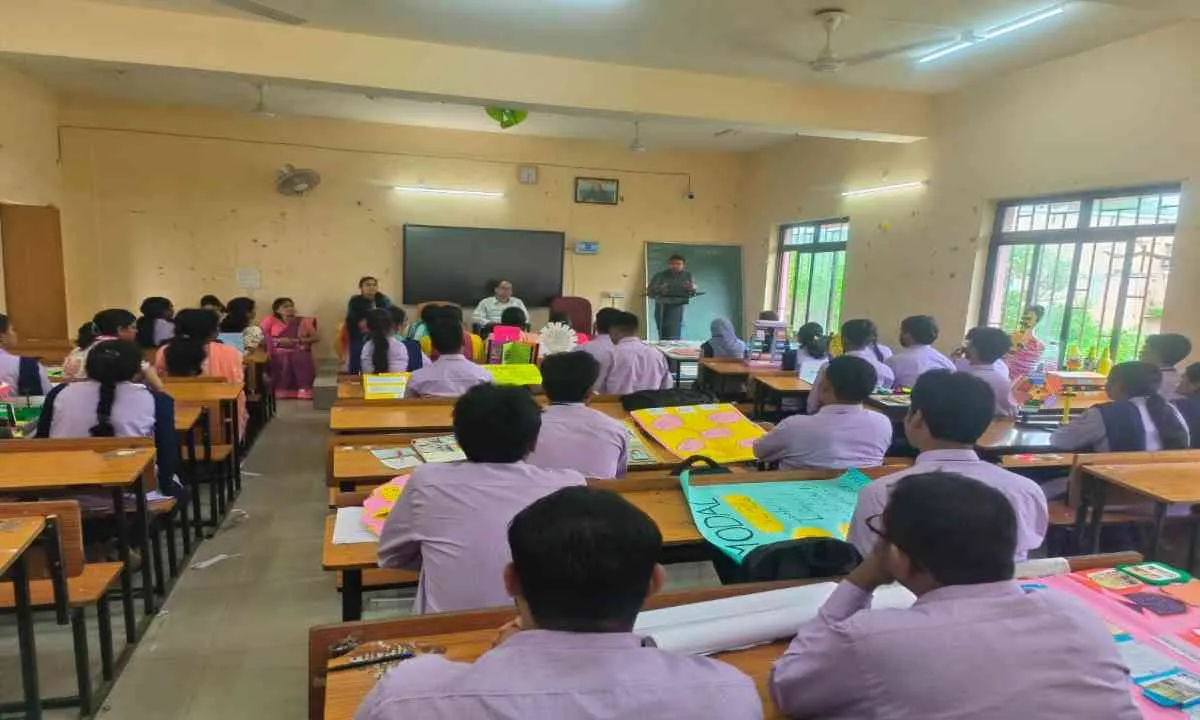 Ranchi News: डोरंडा कॉलेज में B.Ed प्रथम वर्ष छात्रों की सहायक सामग्री प्रदर्शनी का आयोजन