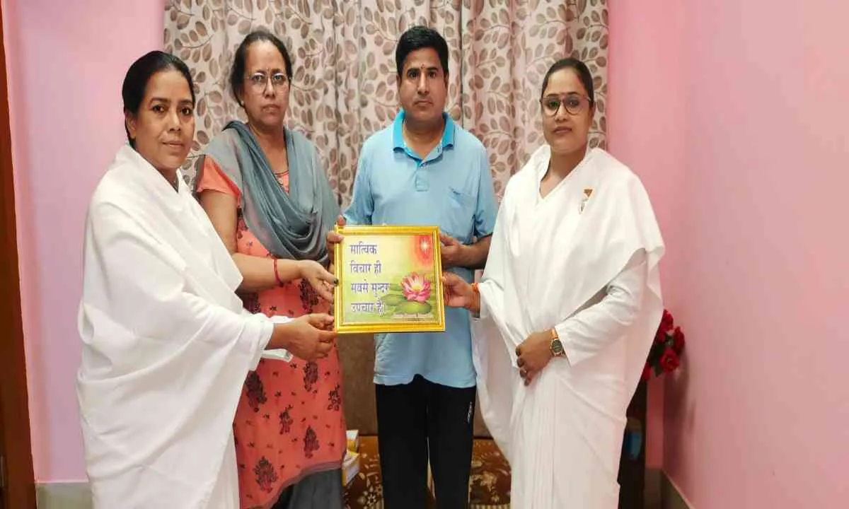 Koderma News: ब्रह्माकुमारीज बहनों ने पीडीजे और अन्य लोगों को बांधे रक्षा सूत्र 