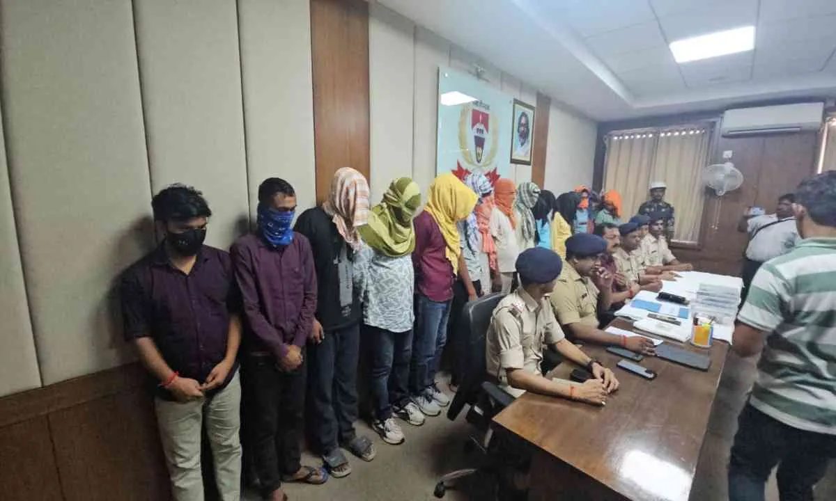 Hazaribagh News: पुलिस की बड़ी कार्रवाई, 6 होटल सील – 30 जोड़े पकड़े गए, 17 संचालक भेजे गए जेल