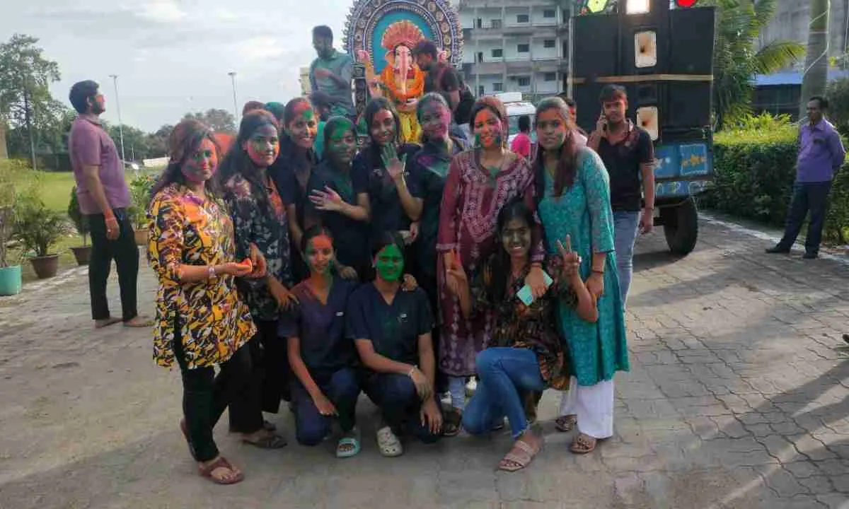 Hazaribagh News: कॉलेज ऑफ डेंटल साइंसेज एंड हॉस्पिटल में गणपति पुजनोत्सव संपन्न, धूमधाम से हुआ प्रतिमा का विसर्जन