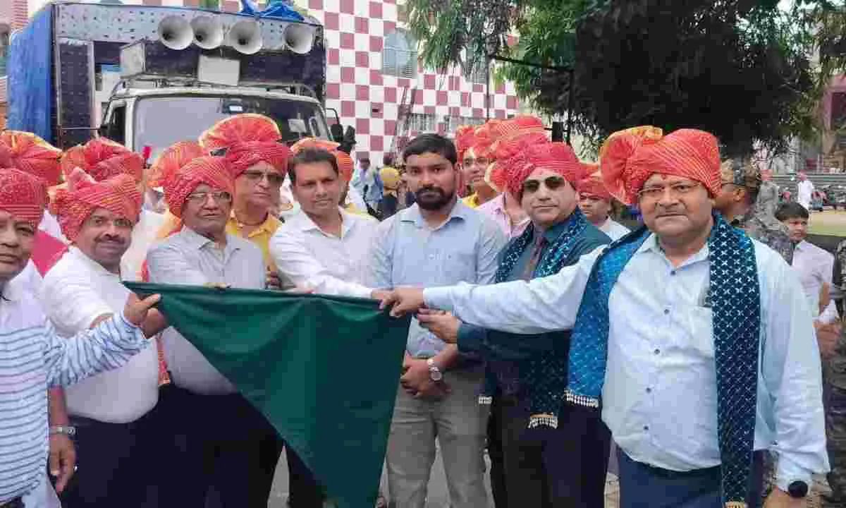 Koderma News: कलश यात्रा के साथ चार दिवसीय भादी महोत्सव शुरू 