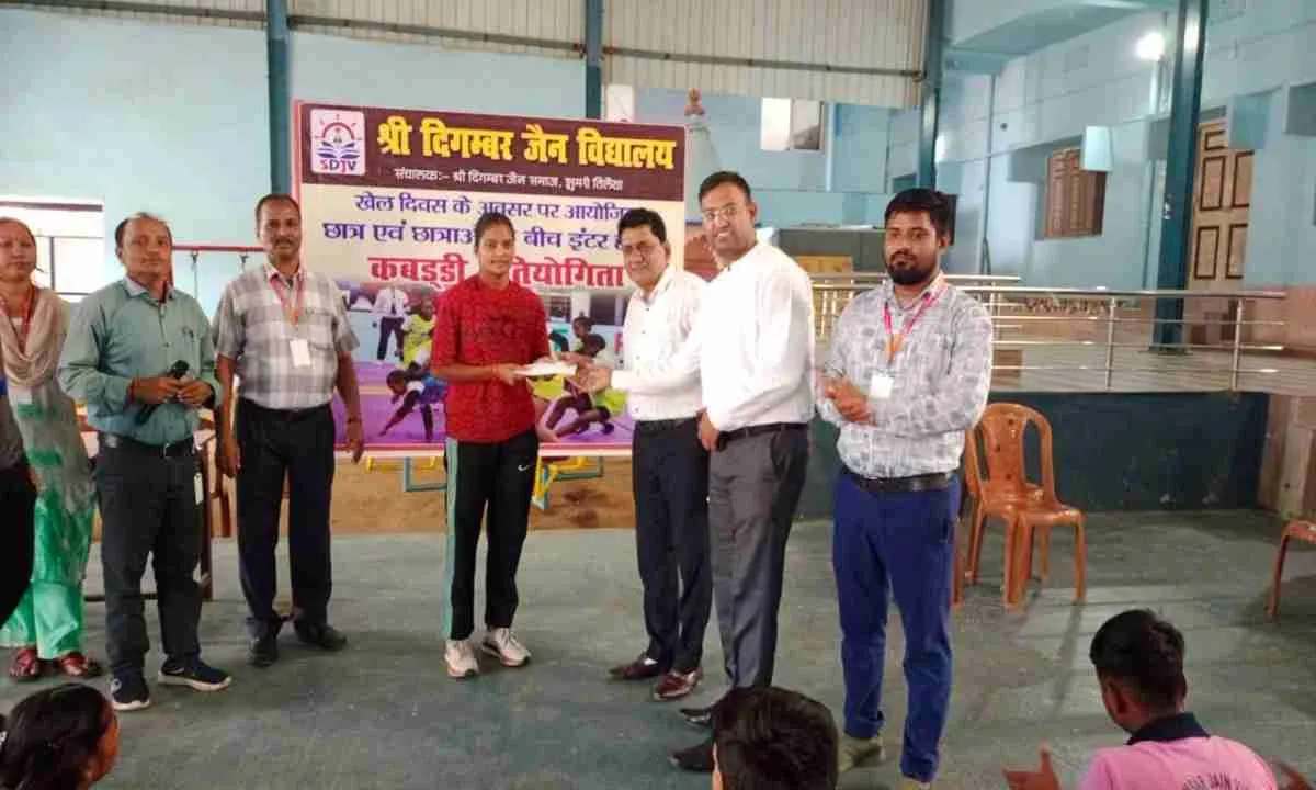 Koderma News: श्री दिगंबर जैन विद्यालय में खेल दिवस के अवसर पर कबड्डी प्रतियोगिता का किया गया आयोजन