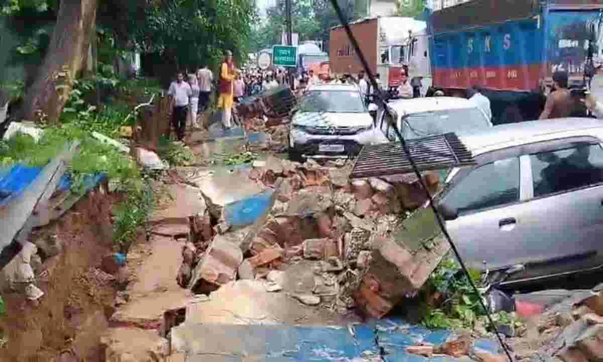 Koderma News: सदर अस्पताल की चारदीवारी गिरी, गुणवत्ता की खुली पोल 