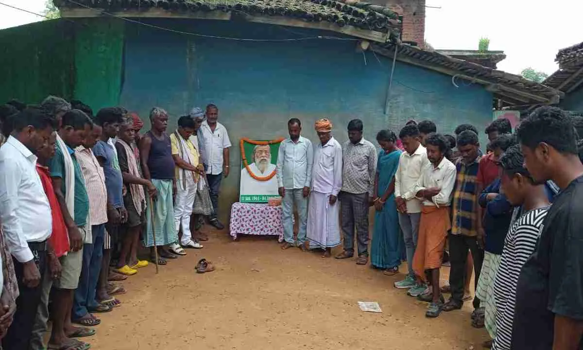 Giridih News: सुप्रीमो शिबू सोरेन के निधन पर शोक सभा, ग्रामीणों ने दी श्रद्धांजलि