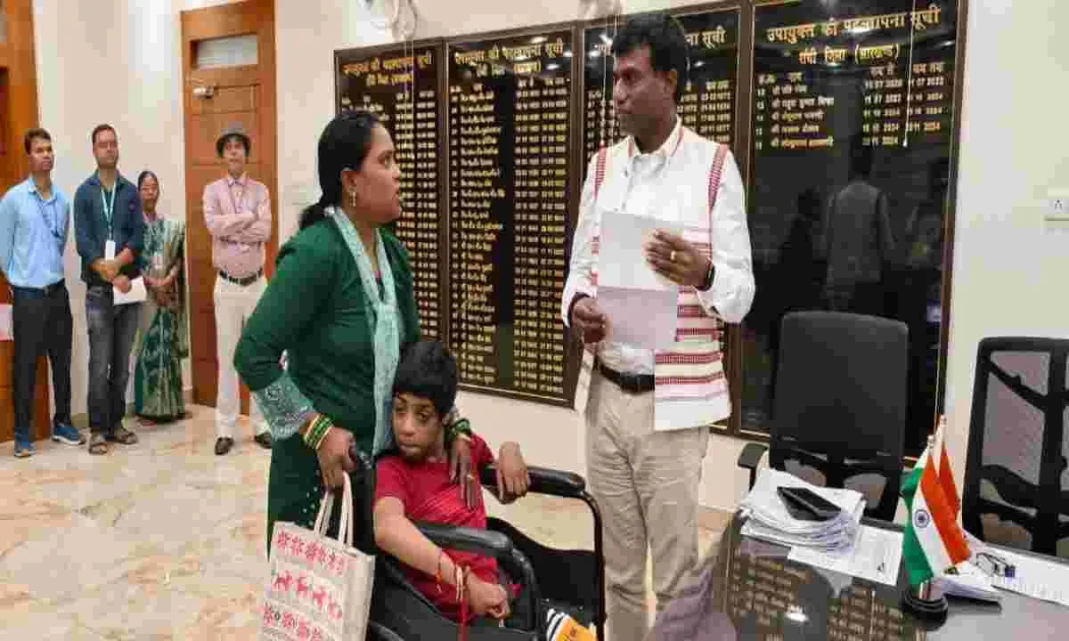 उपायुक्त के निर्देश पर दिव्यांग बच्चे को मिली ट्राईसाईकिल, मां की आंखों में छलका आभार