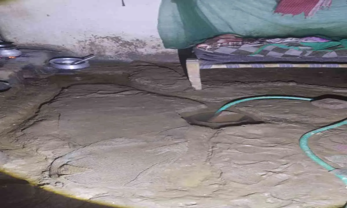 Hazaribagh News: बेघर होने को मजबूर चम्पानगर का परिवार, बारिश ने छीना आशियाना