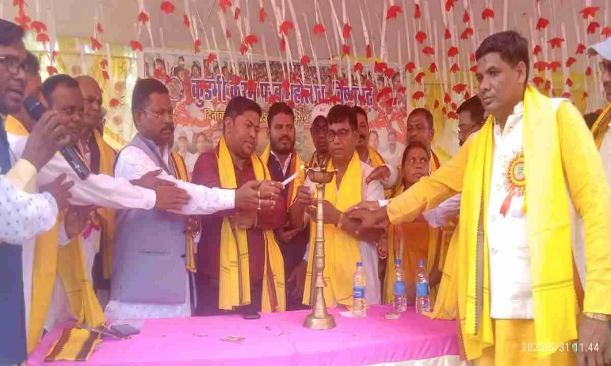 Hazaribagh News: लाली-बबन के गीत और मांदर के धुन में झुमा विष्णुगढ़