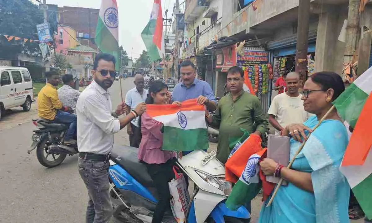 Hazaribagh News: लोगों को भेंट स्वरूप उपलब्ध कराया जा रहा है तिरंगा, तिरंगा अभियान को लेकर लोगों में उत्साह