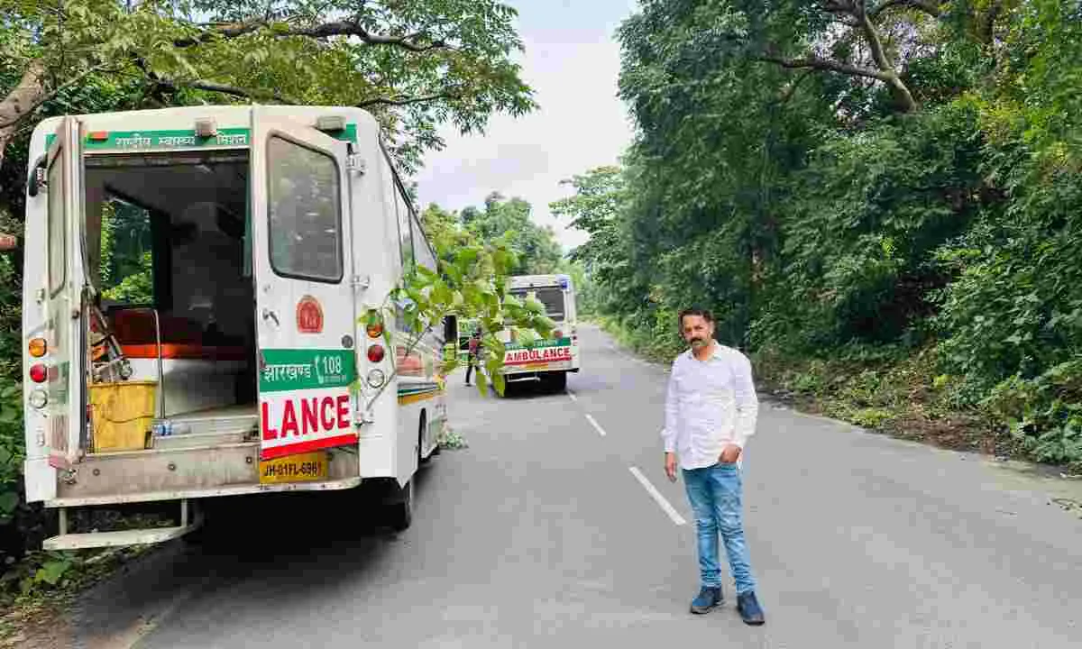 Hazaribagh News: अस्पताल ले जाते समय 108 एम्बुलेंस की सेवा बीच रास्ते में  खराब, मरीज की जान खतरे में