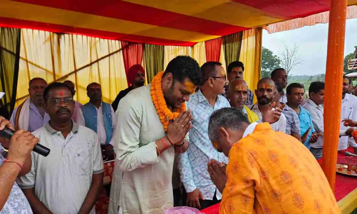 Hazaribagh News: बारिश के बीच उमड़ा आस्था का जनसैलाब, सांसद मनीष जायसवाल के आध्यामिक प्रयास को मिला पुरजोर समर्थन