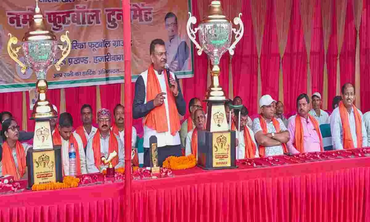 Hazaribagh News: नमो फुटबॉल टूर्नामेंट के 12 वें चरण का रामदेव खरिका मैदान में हुआ विराट आगाज़