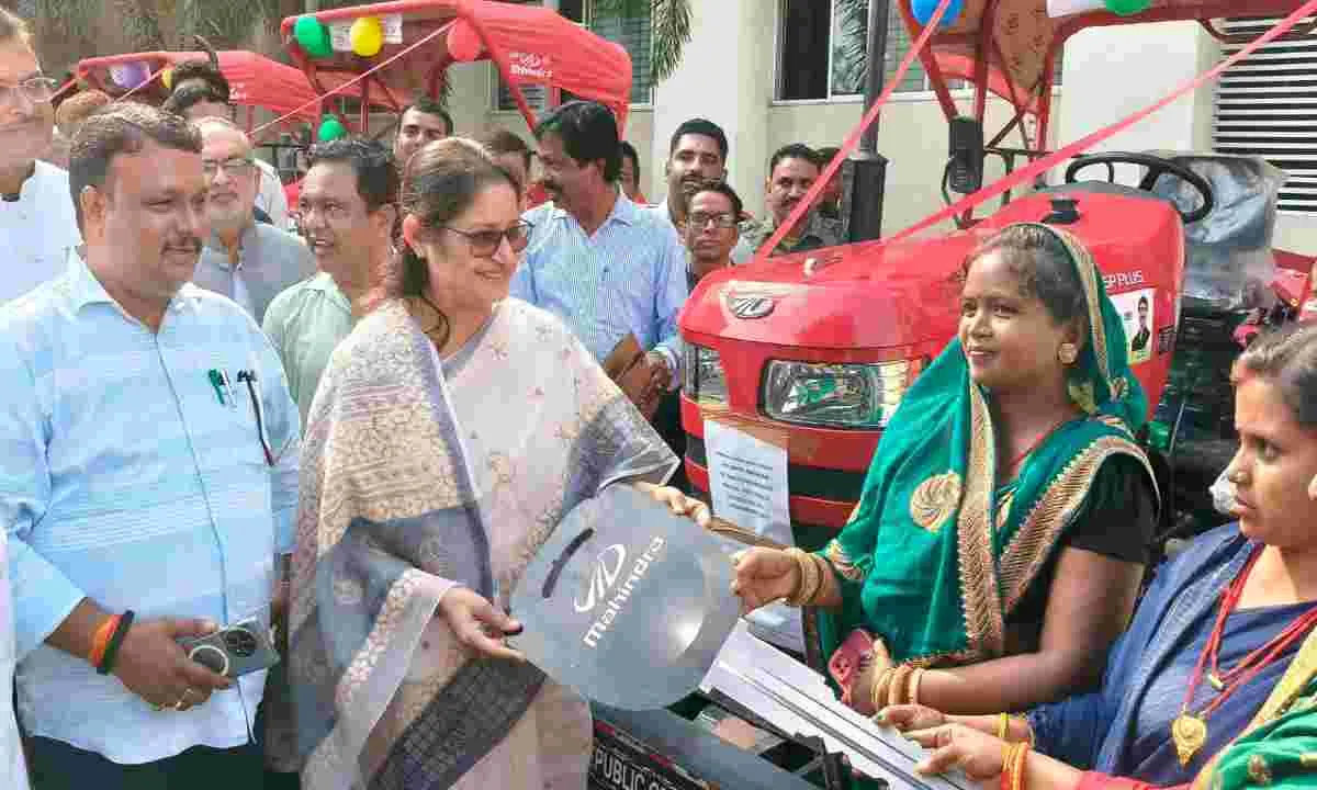 Hazaribagh News: महिला समूहों के बीच केंद्रीय मंत्री ने किया ट्रेक्टर का वितरण