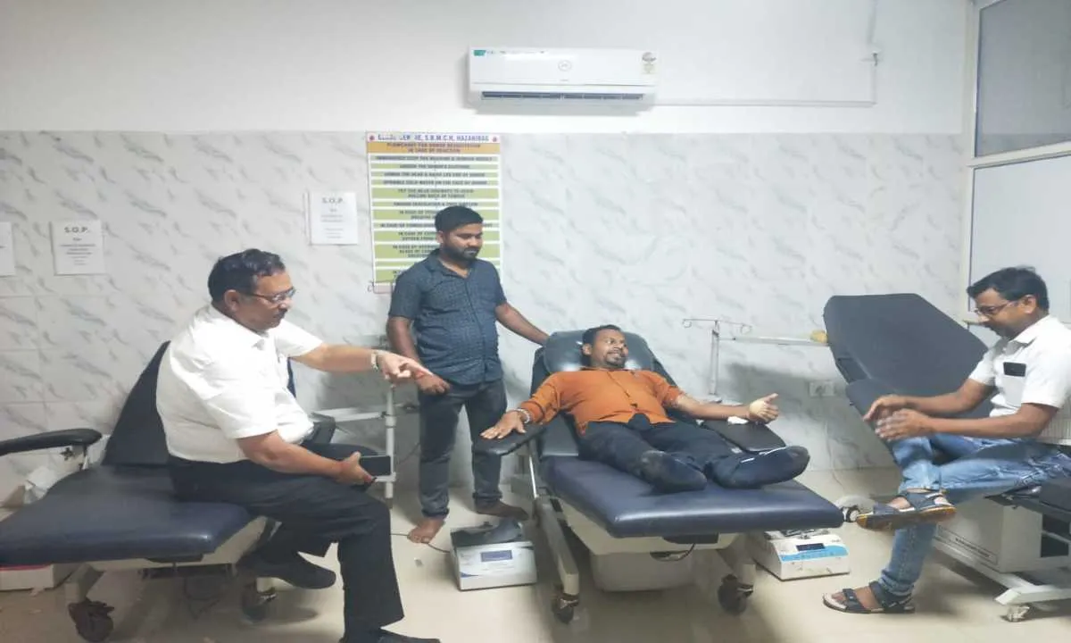 Hazaribagh News: युवा नेता गौतम के पहल पर बुजुर्ग का हुआ सफल ऑपरेशन