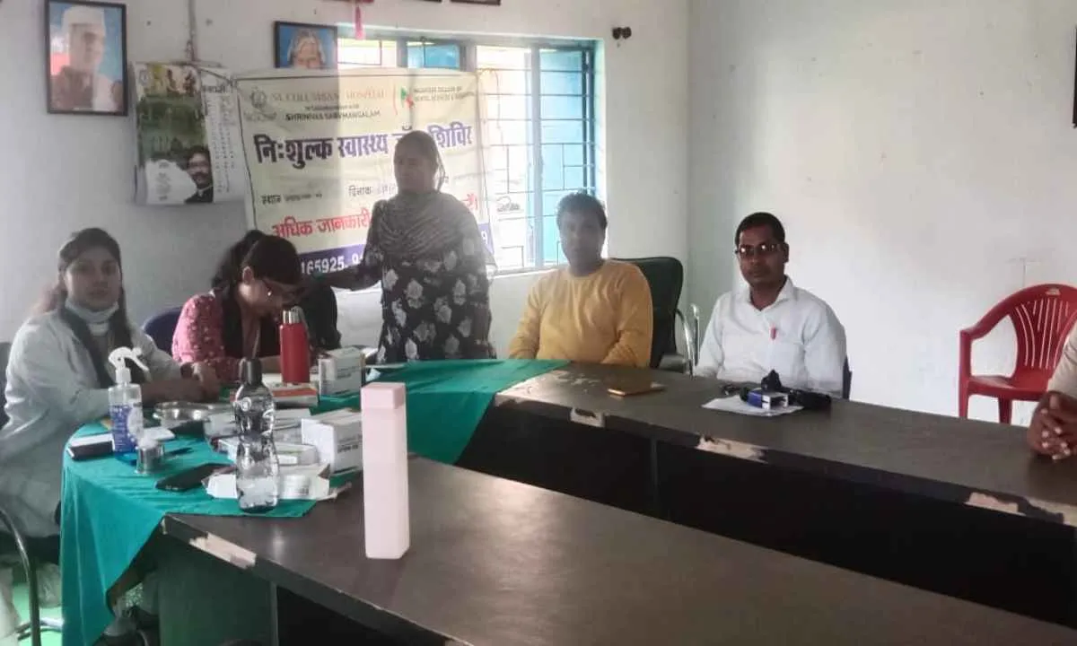 Hazaribagh News: डेंटल काॅलेज द्वारा सिमारिया पंचायत भवन में निशुल्क स्वास्थ्य शिविर का हुआ आयोजन
