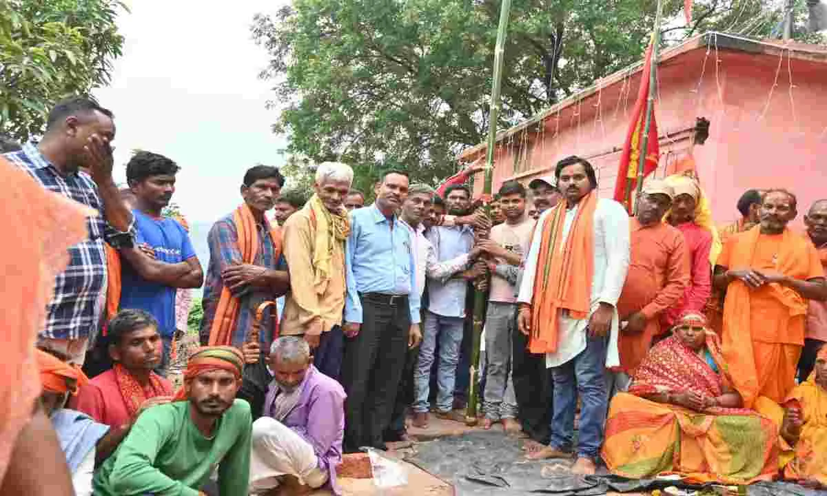 Hazaribagh News: बुढ़वा महादेव मुख्य प्राचीन शिव मंदिर निर्माण का किया गया भूमि पूजन, सैकड़ों ग्रामीण हुए शामिल