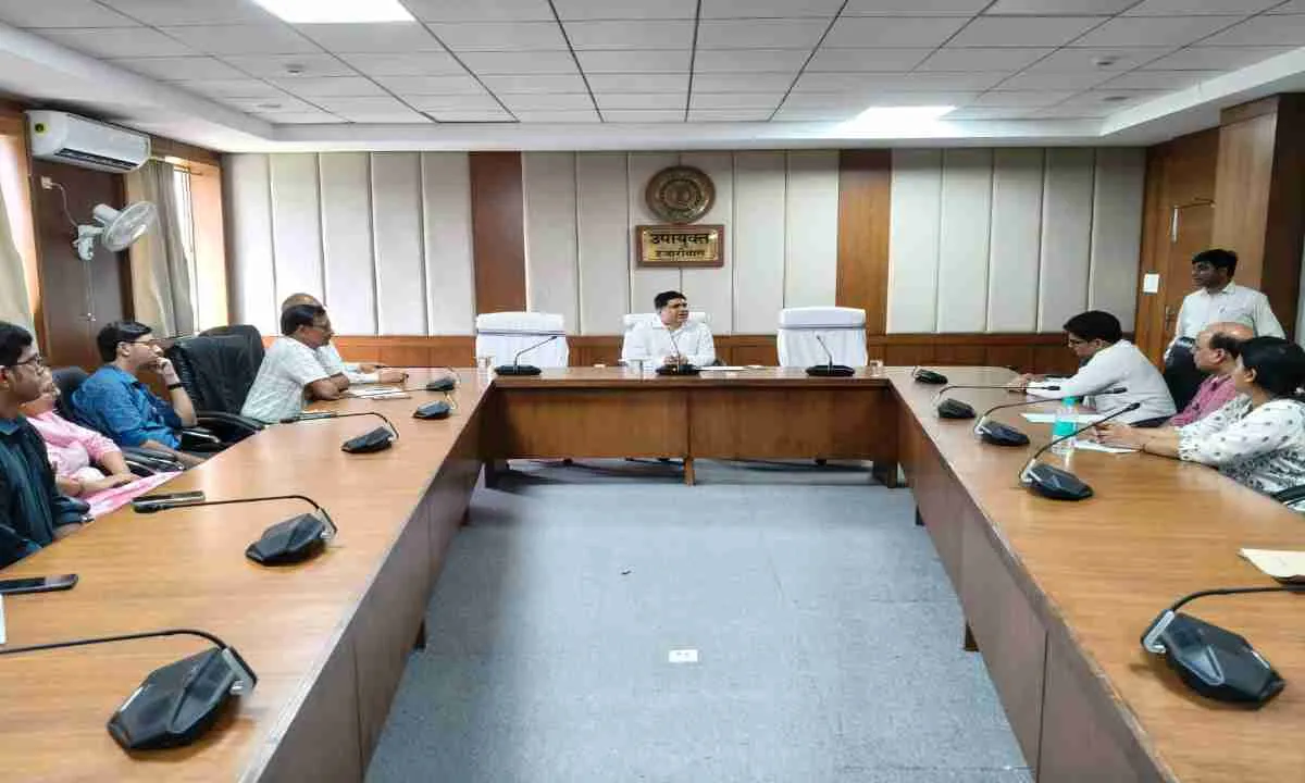 Hazaribagh News: स्वास्थ्य सेवाओं को बेहतर बनाने के लिए उपायुक्त की अध्यक्षता में हुई समीक्षा बैठक