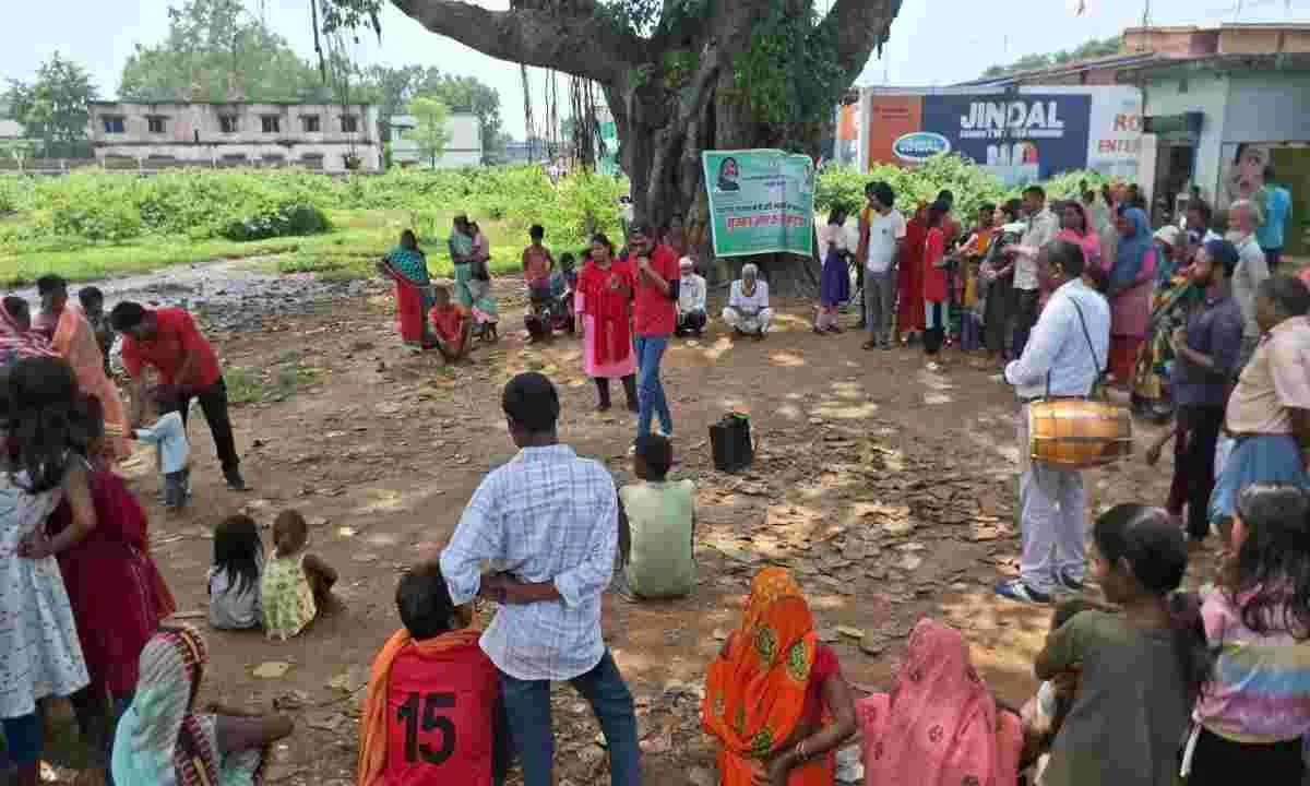 Hazaribagh News: नुक्कड़ नाटक एवं एलईडी स्क्रीन के माध्यम से आपूर्ति विभाग की योजनाओं का किया जा रहा है प्रचार प्रसार