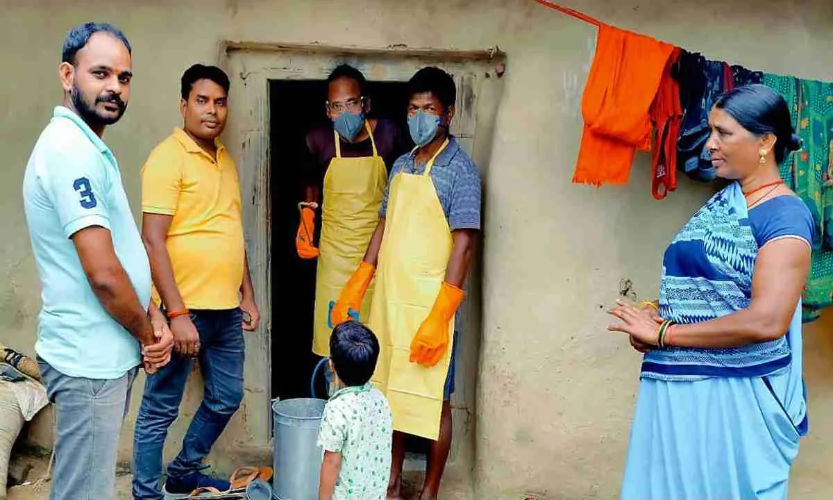 Hazaribagh News: मच्छरों के प्रकोप को देखते हुए तलसवार पंचायत में डेल्टा मैट्रिन दवा का छिड़काव