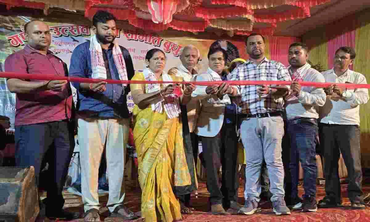 Giridih News: खोरठा गायक सतीश दास के गानों से झूमा बुधुडीह