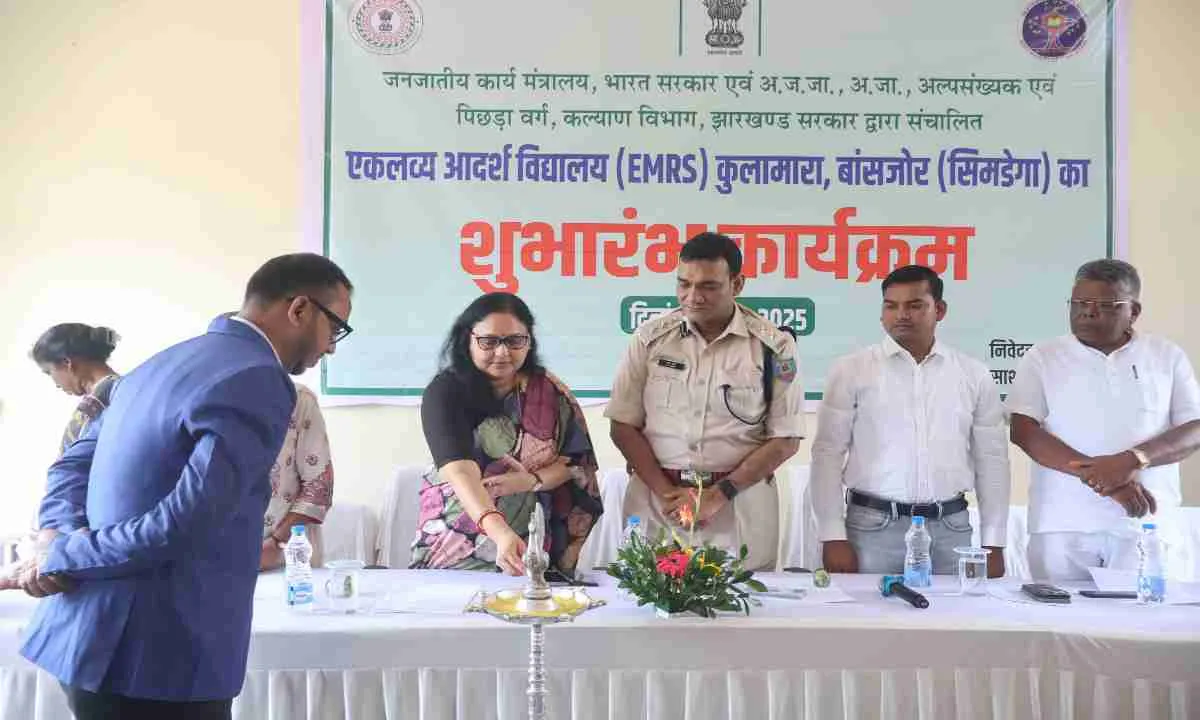 Simdega News: एकलव्य मॉडल स्कूल में नए शैक्षणिक सत्र का आगाज, डीसी और एसपी ने किया उद्घाटन