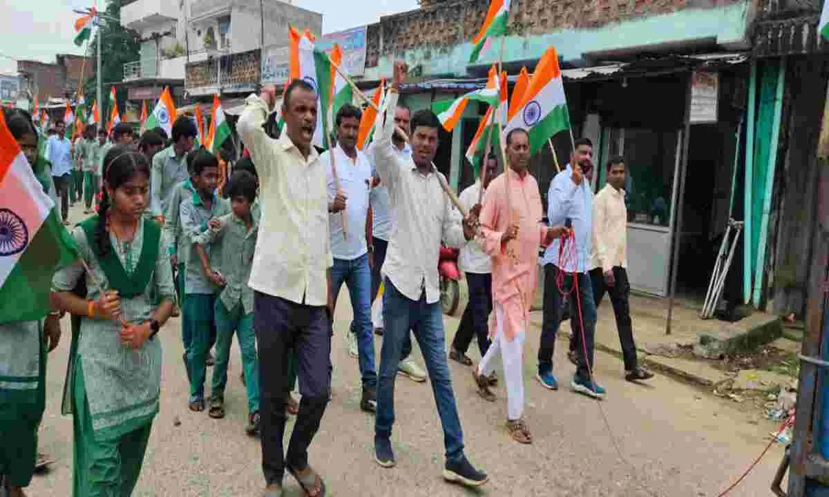 Giridih News: छोटकी खरगडीहा में भाजपा कार्यकर्ताओं ने निकाली भव्य तिरंगा यात्रा