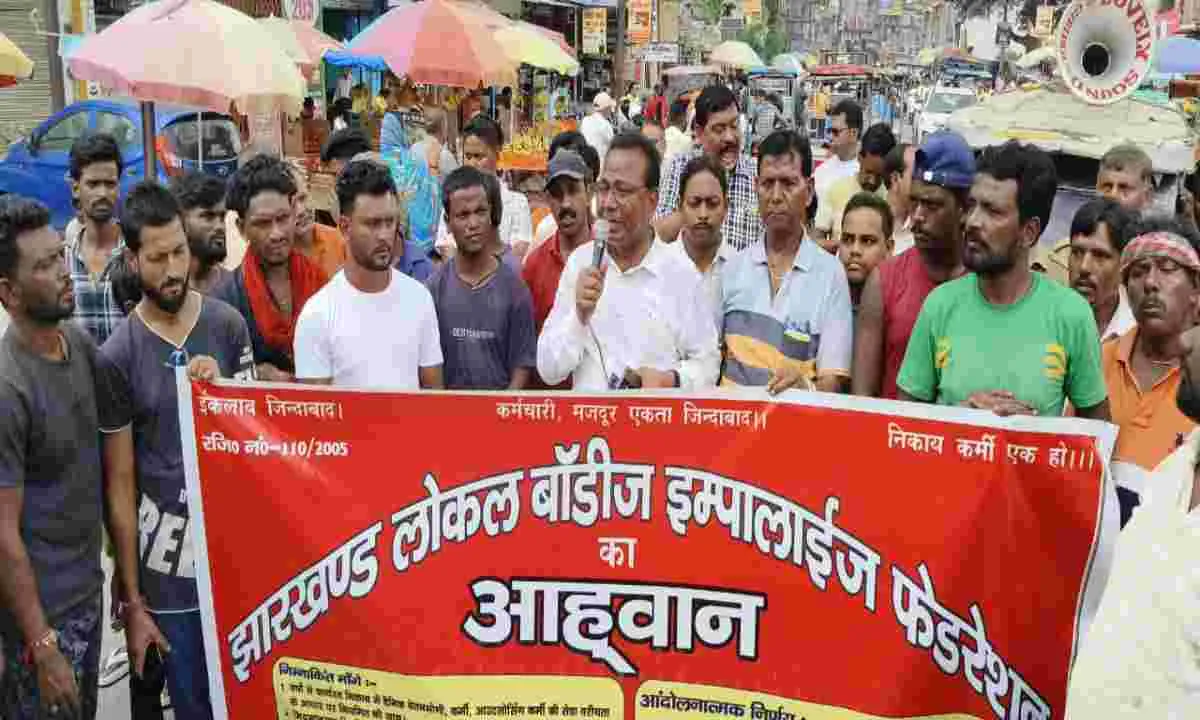 Giridih News: नगर निगम सफाई कर्मियों की आक्रोश रैली, 6 सूत्री मांगों को लेकर किया प्रदर्शन