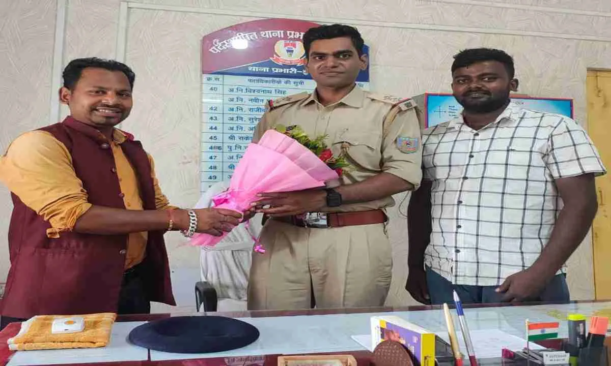 Hazaribagh News: थाना प्रभारी राजदीप कुमार से शिष्टाचार भेंट