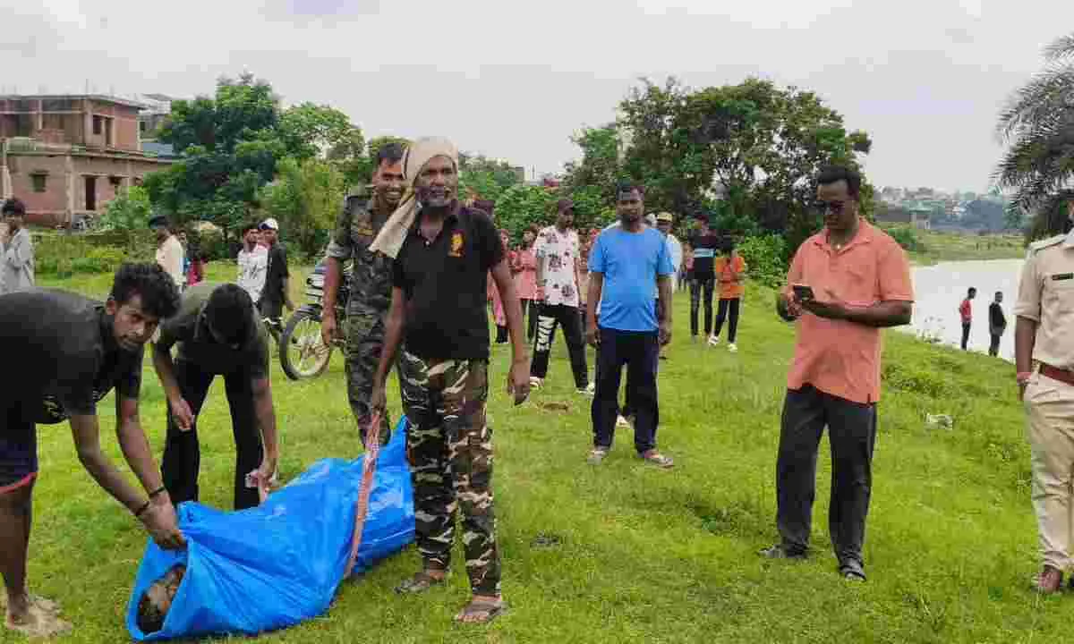 Giridih News: उसरी नदी में तैरता मिला मजदूर का शव, पुलिस ने लिया कब्जे में