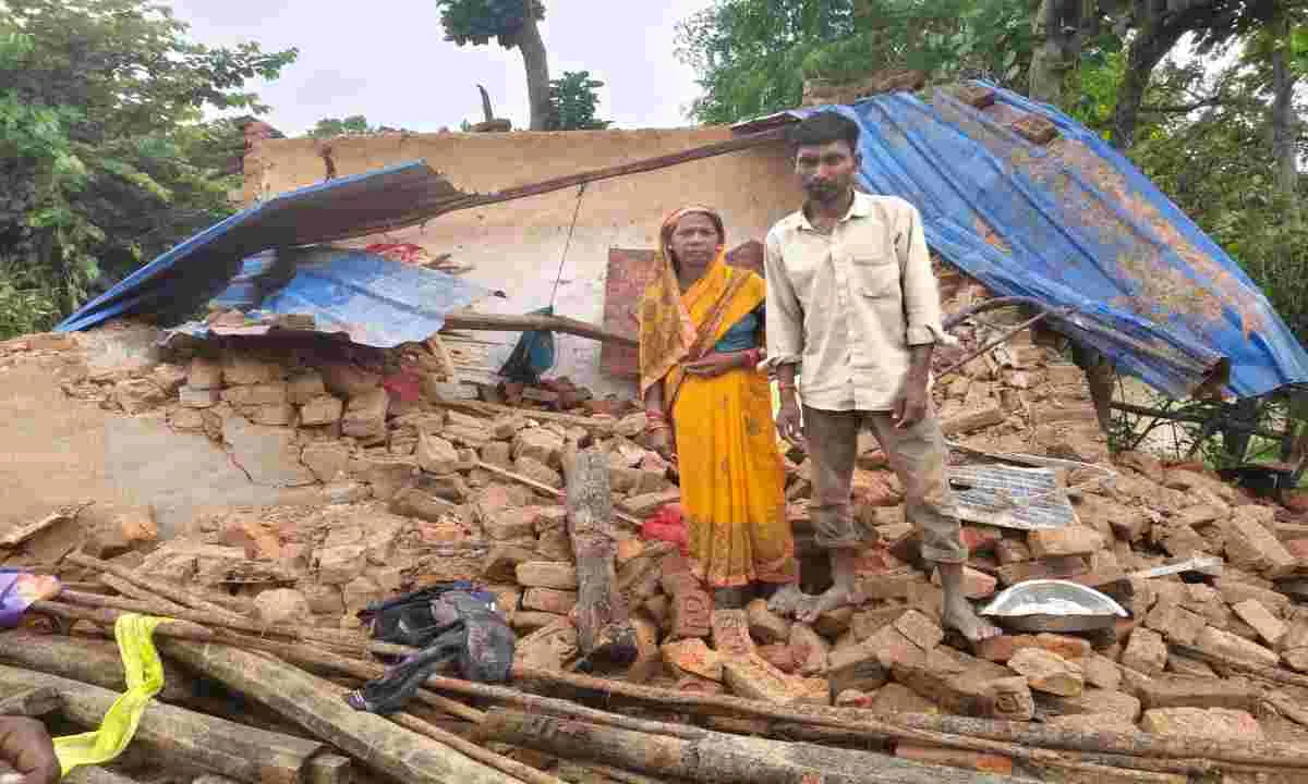 Hazaribagh News: हाथियों ने तोड़े कई घर, अनाज और फसल भी किया बर्बाद, ग्रामीणों ने की मुआवज़े की मांग