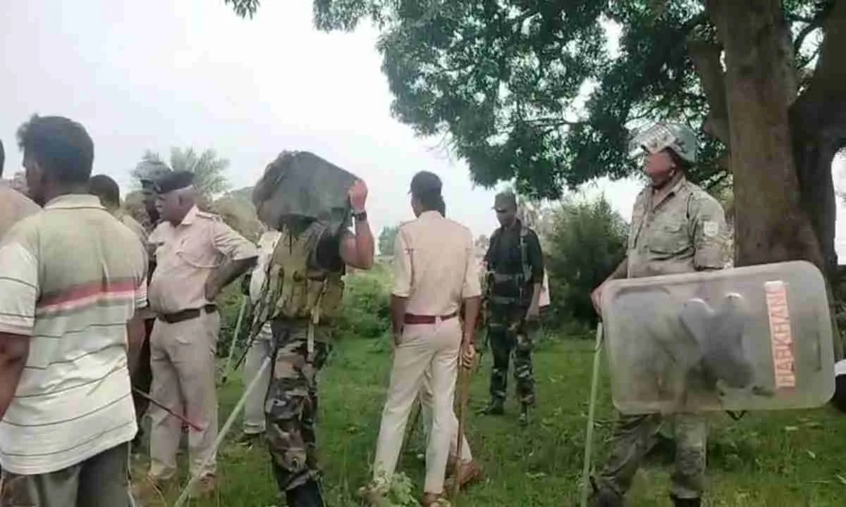 Hazaribagh News: बड़कागांव में एनटीपीसी ग्राम सभा के दौरान हिंसक झड़प, कई पुलिसकर्मी व अधिकारी घायल