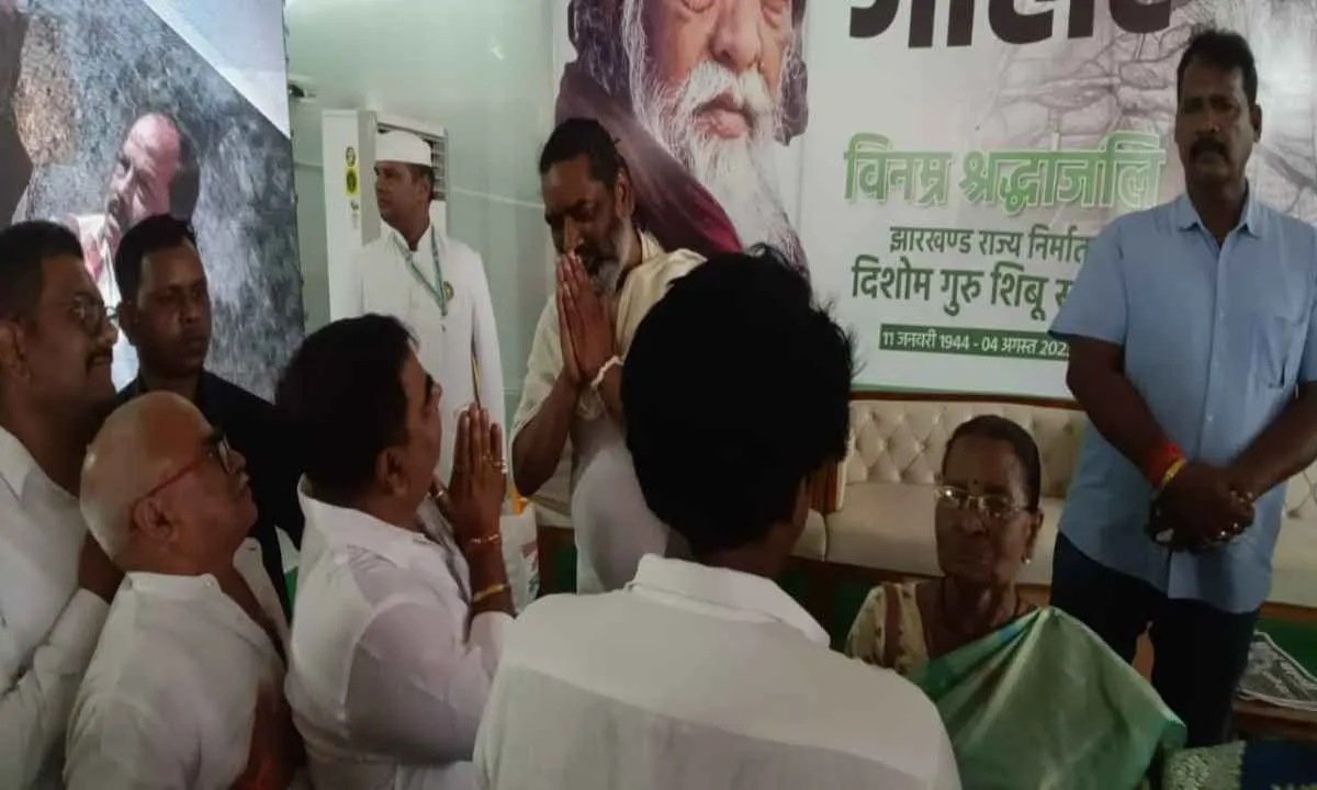 Hazaribagh News: मुन्ना सिंह ने नेमरा में शिबू सोरेन को अर्पित की श्रद्धांजलि, मुख्यमंत्री हेमंत सोरेन से की मुलाक़ात