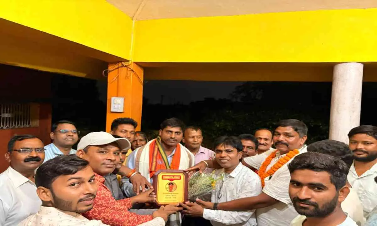 Hazaribagh News: JPSC में 165वीं रैंक हासिल कर प्रेमचंद ने बढ़ाया ओरिया का मान, गांव में मिला 'हीरो' जैसा सम्मान