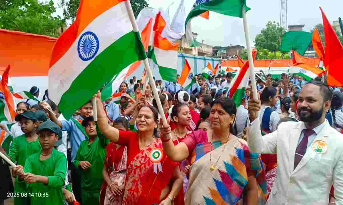 Koderma News: मॉडर्न पब्लिक स्कूल के छात्रों ने निकाली तिरंगा यात्रा, इंकलाब जिंदाबाद से गूँज उठा झंडा चौक 