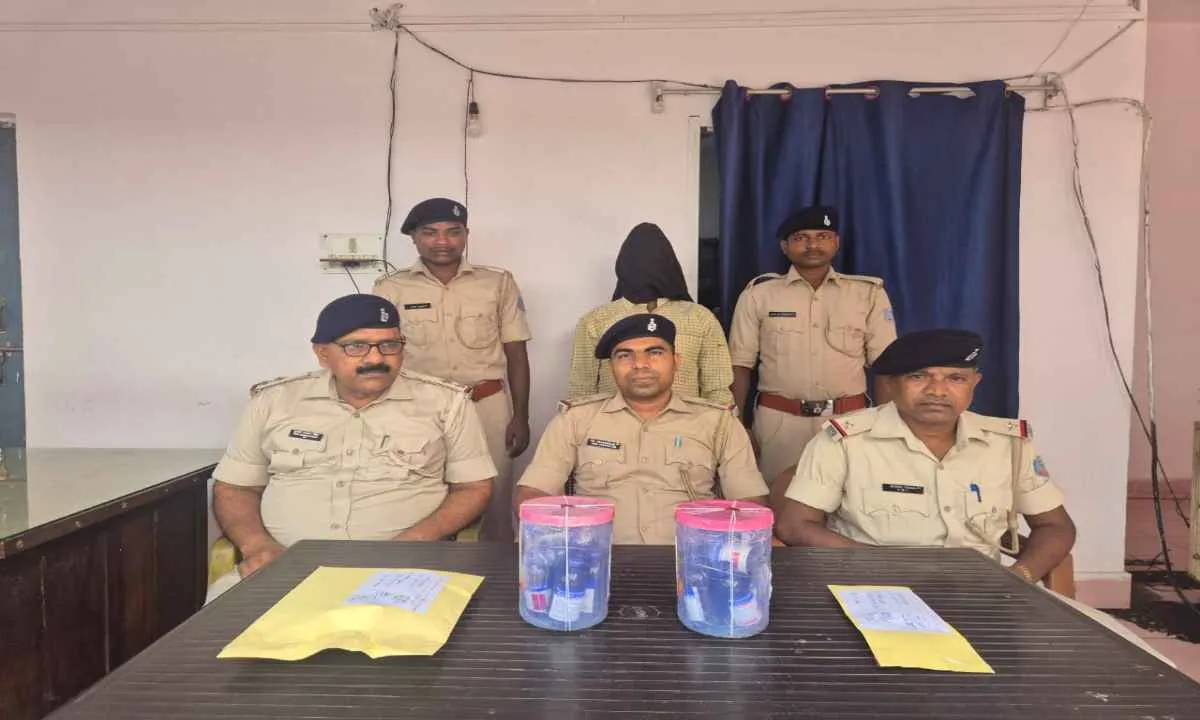 Sahibganj News: प्रतिबंधित कफ सिरप के साथ एक व्यक्ति गिरफ्तार, 12 बोतलें जब्त