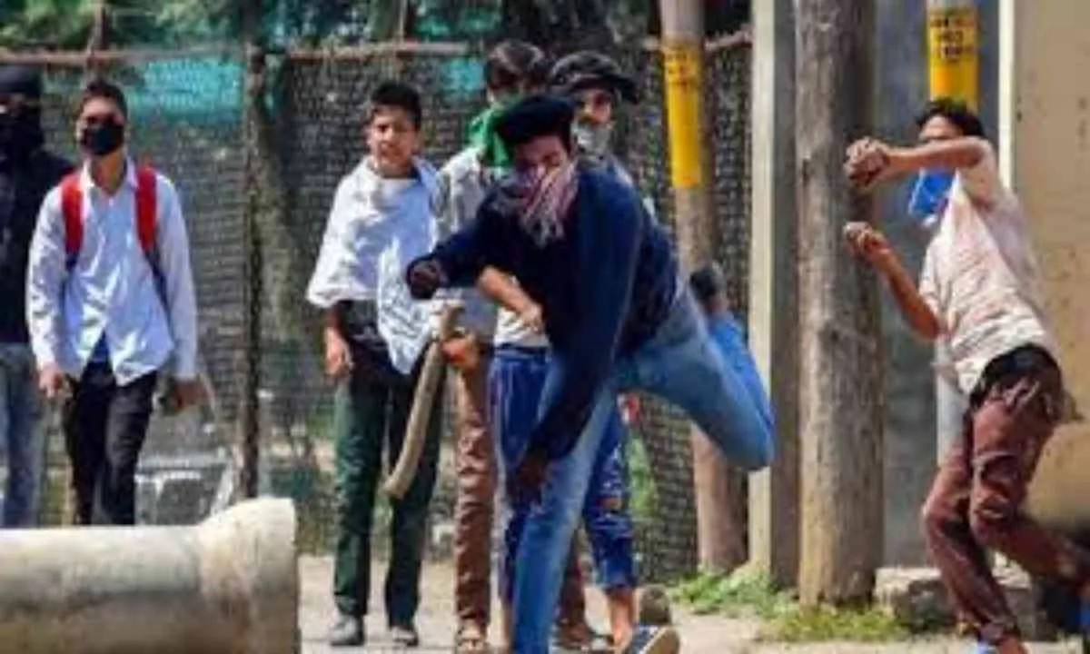 Hazaribagh News: मुआवजा शिविर पर पथराव, मामले में पांच लोग गिरफ्तार 